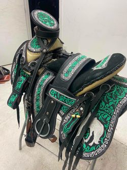 Montura charra bordada