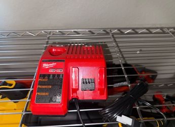 Milwaukee M12 and M18 12-Volt/18-Volt Lithium-Ion Multi-Voltage Battery Charger