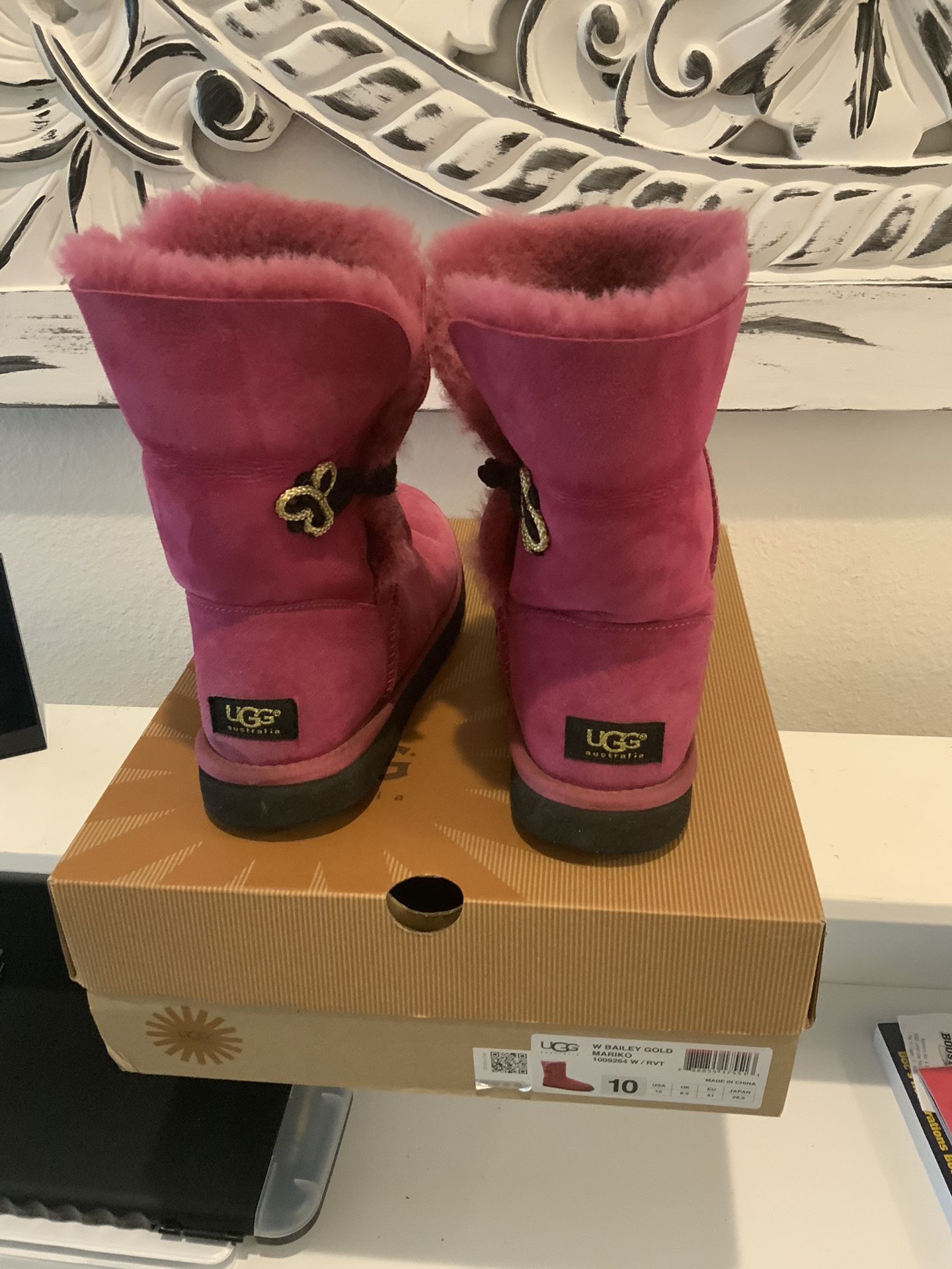 Ugg Women Boots w/ gold Mariko purple 10