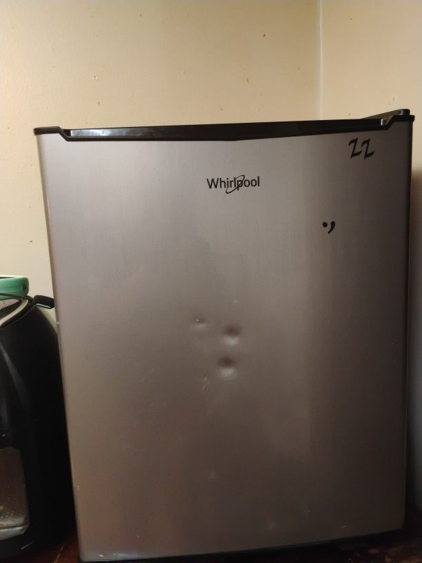 Whirlpool 2.7cube Ft Mini Fridge