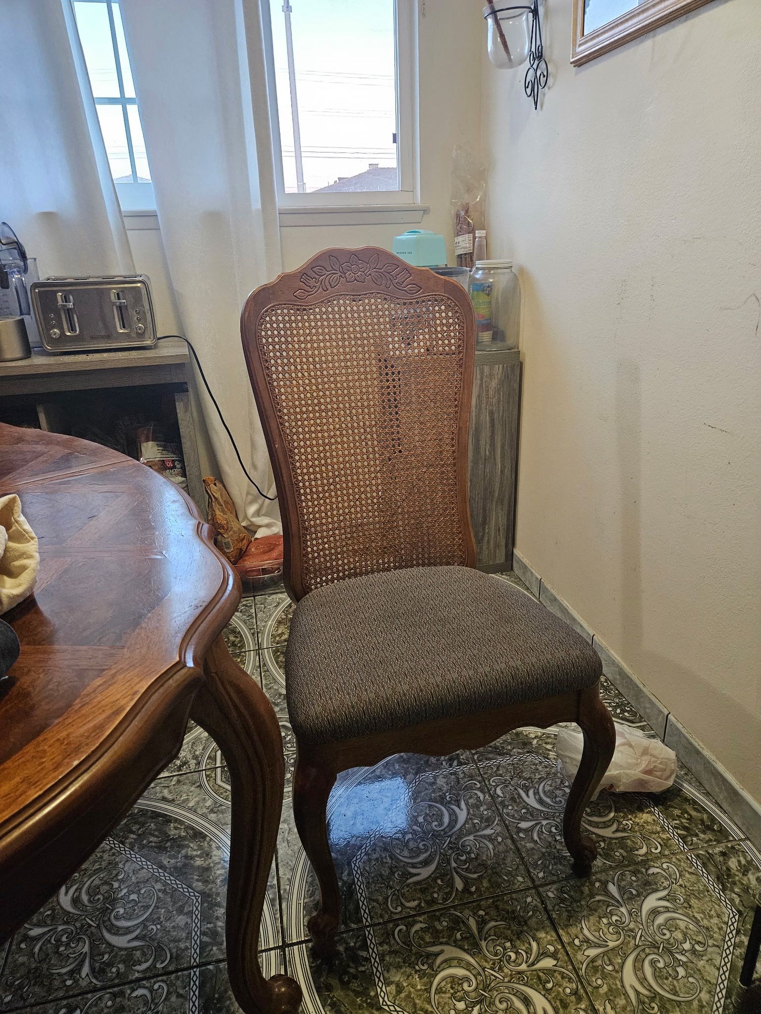 Table And Chairs Well Furnishes