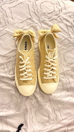 Tan embroidered converse with bow size 6