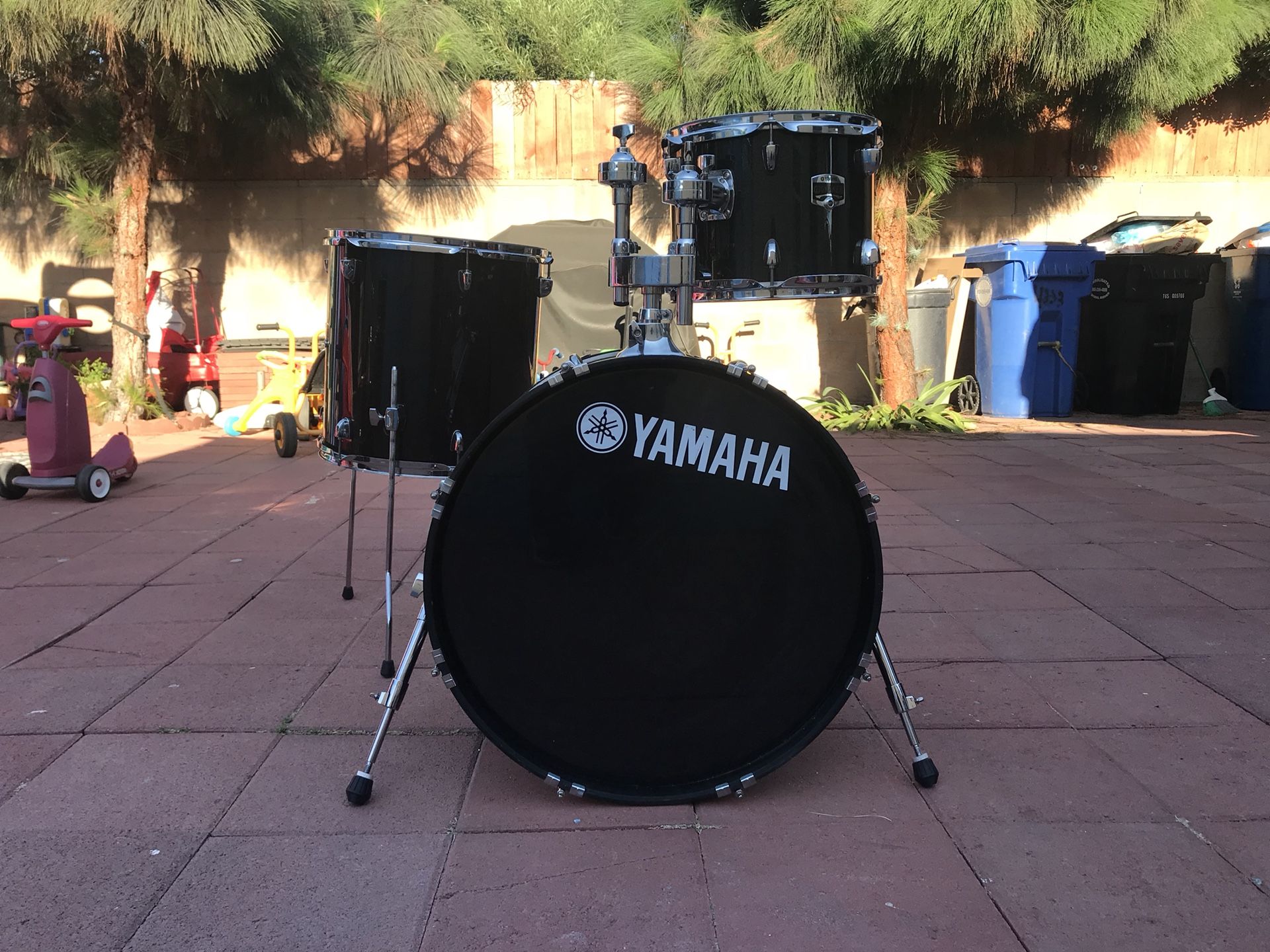 Yamaha Gigmaker 3-Piece Drum Set with 20" Bass Drum Dark Gray Glitter