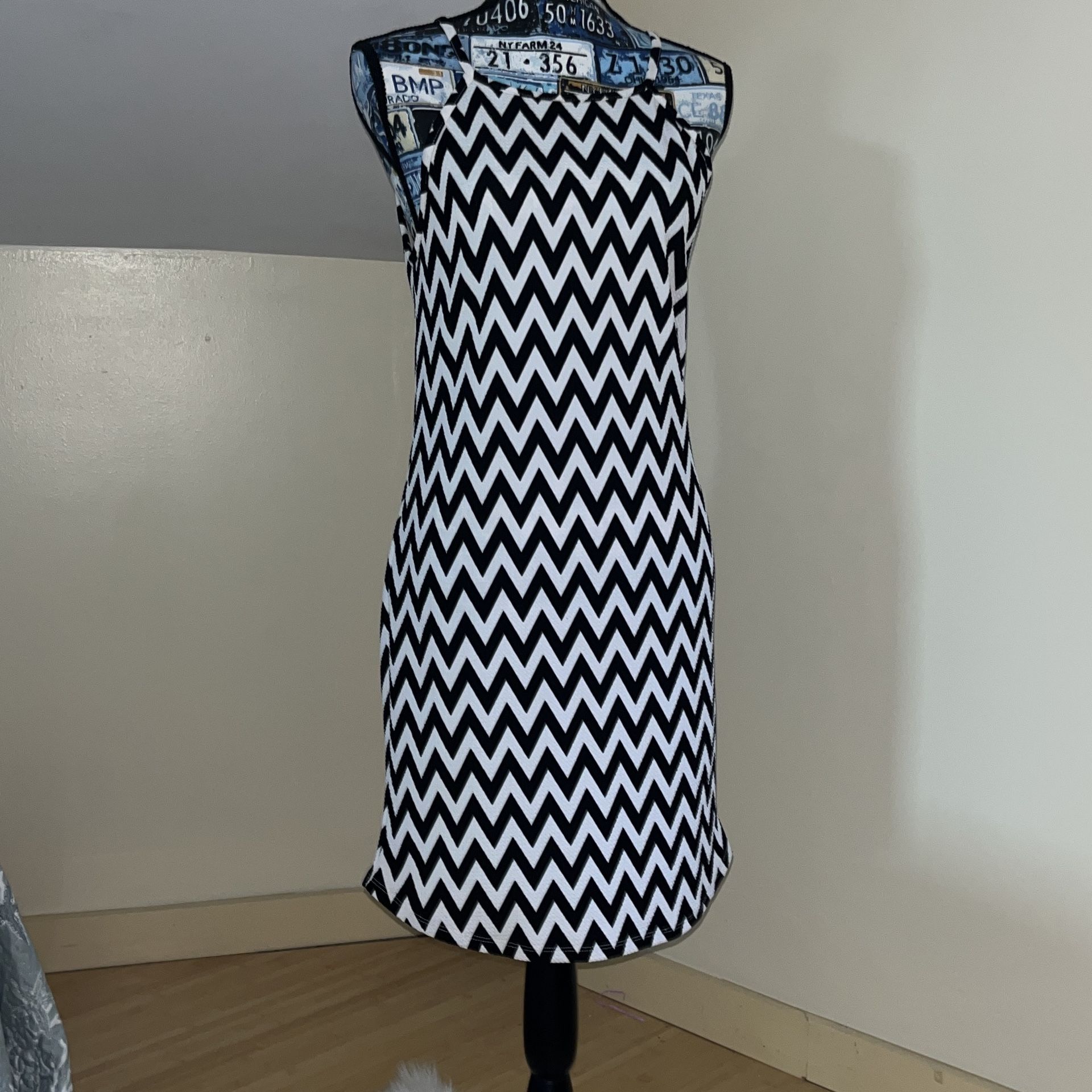 Black & White Geometric Chevron Dress