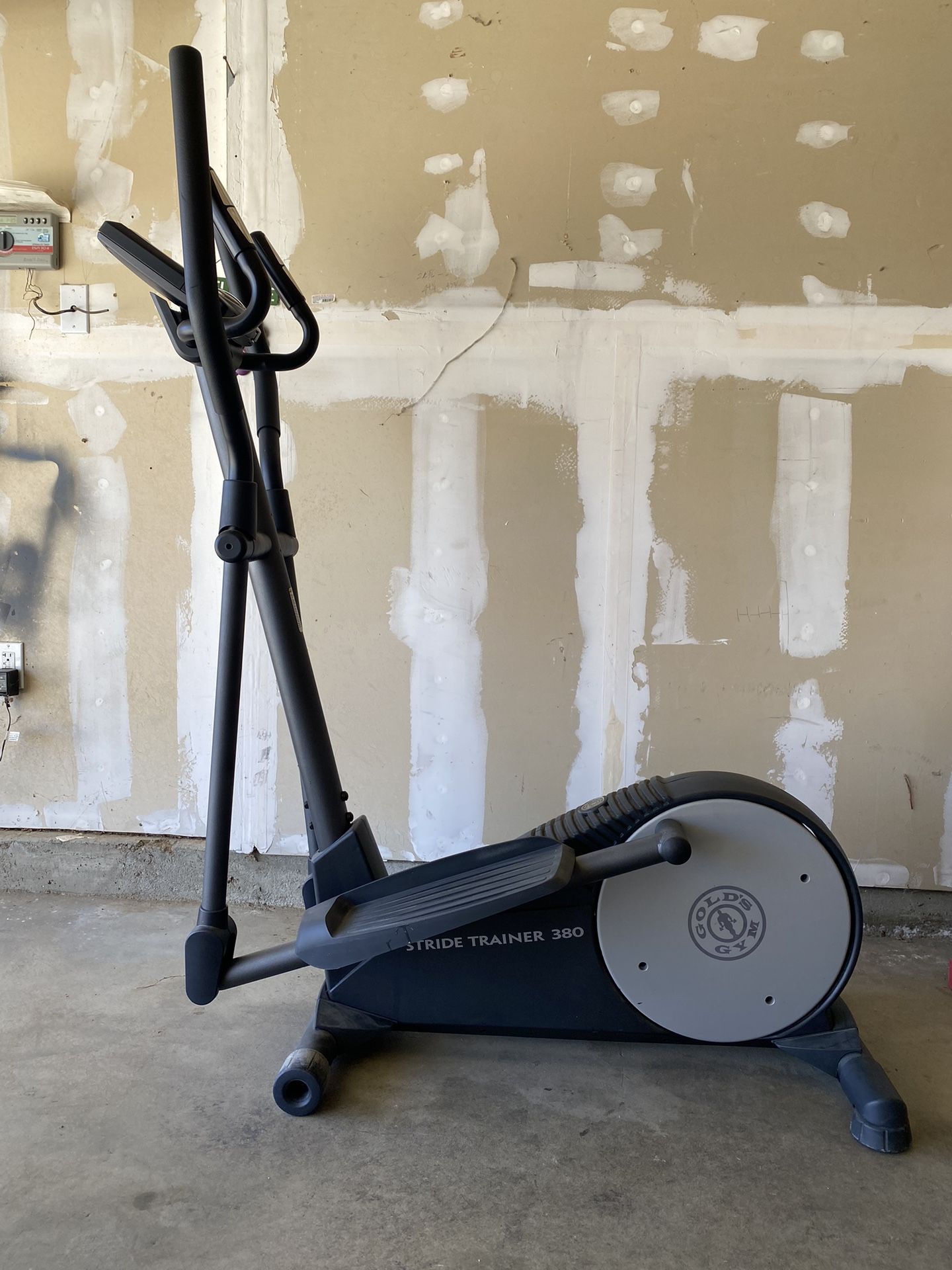 Elliptical Gold’s Gym Stride Trainer 380