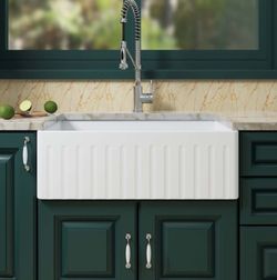 WFKS3318/ＷFKS3320，33" X 18" /20” White Fireclay Single Bowl Farmhouse Apron Front Kitchen Sink with Strainers and Sink Protector Grid
