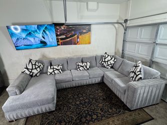 * Like New * Ashley Furniture 3pc Modular sectional sofa ( Free Delivery )