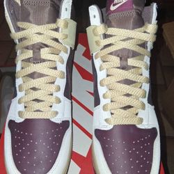 NIKE DUNK HIGH SIZE 9.5 MEN/11WMN DS