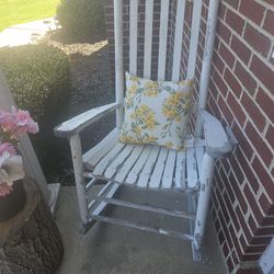 2 white rocking chairs i used outdoor used needs painting