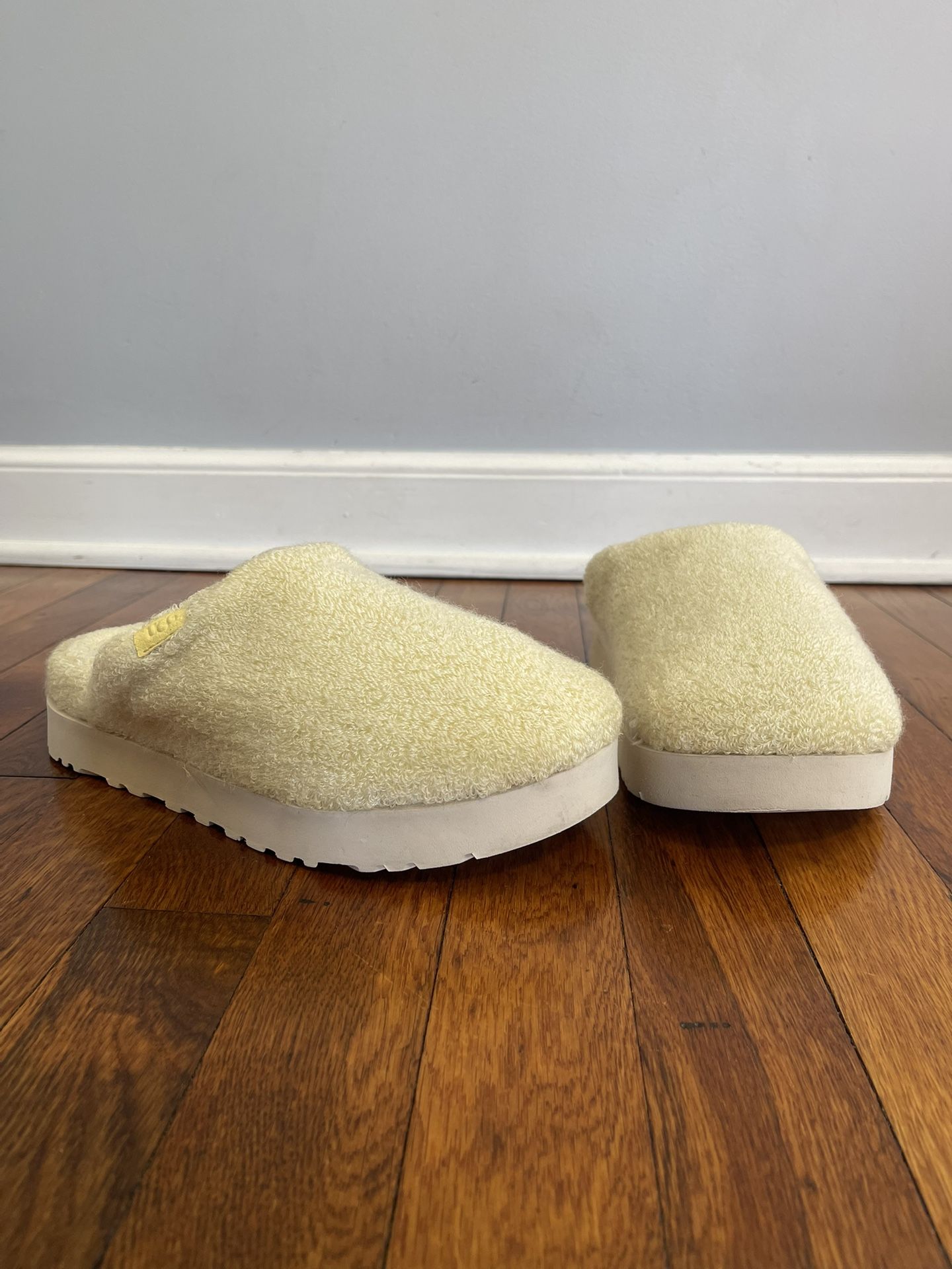 Beautiful Ugg Slides Women’s Size 8