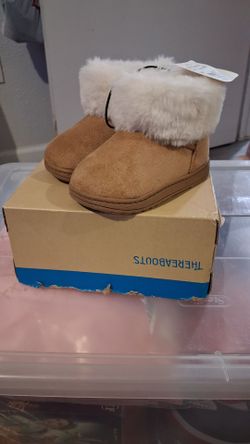 Botas nuevas para niña. Size 5.