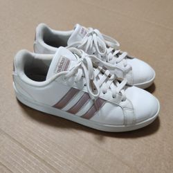 ADIDAS  Tennis Shoes Women 10 / $10 / Mujer 10 / Nellis Blvd  & Cheyenne Ave.