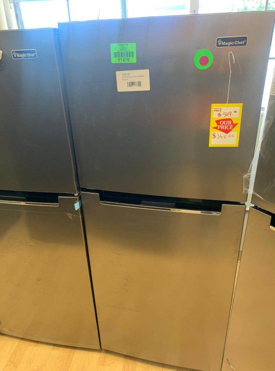 MAGIC CHEF HMDR1000ST 10.1 cu. ft. Top Freezer Refrigerator in Platinum Steel