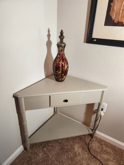 Corner accent table