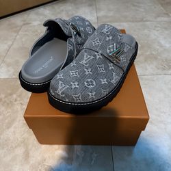 Lv cozy clogs size 10