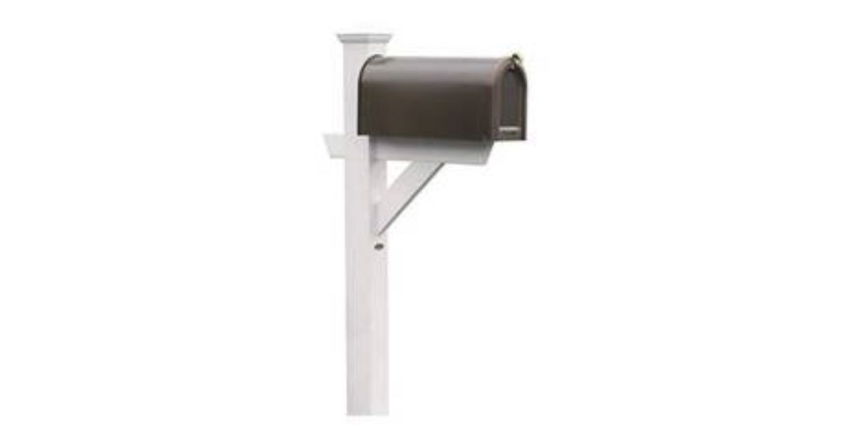Highwood AD MLBX1 WHE Hazelton Mailbox Post Brand: Highwood Color: Standard White Additional Detail: Appears new