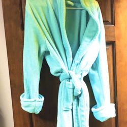Woman’s Sz Small Super Soft Sea Green Fleece Robe. $5 East Dundee