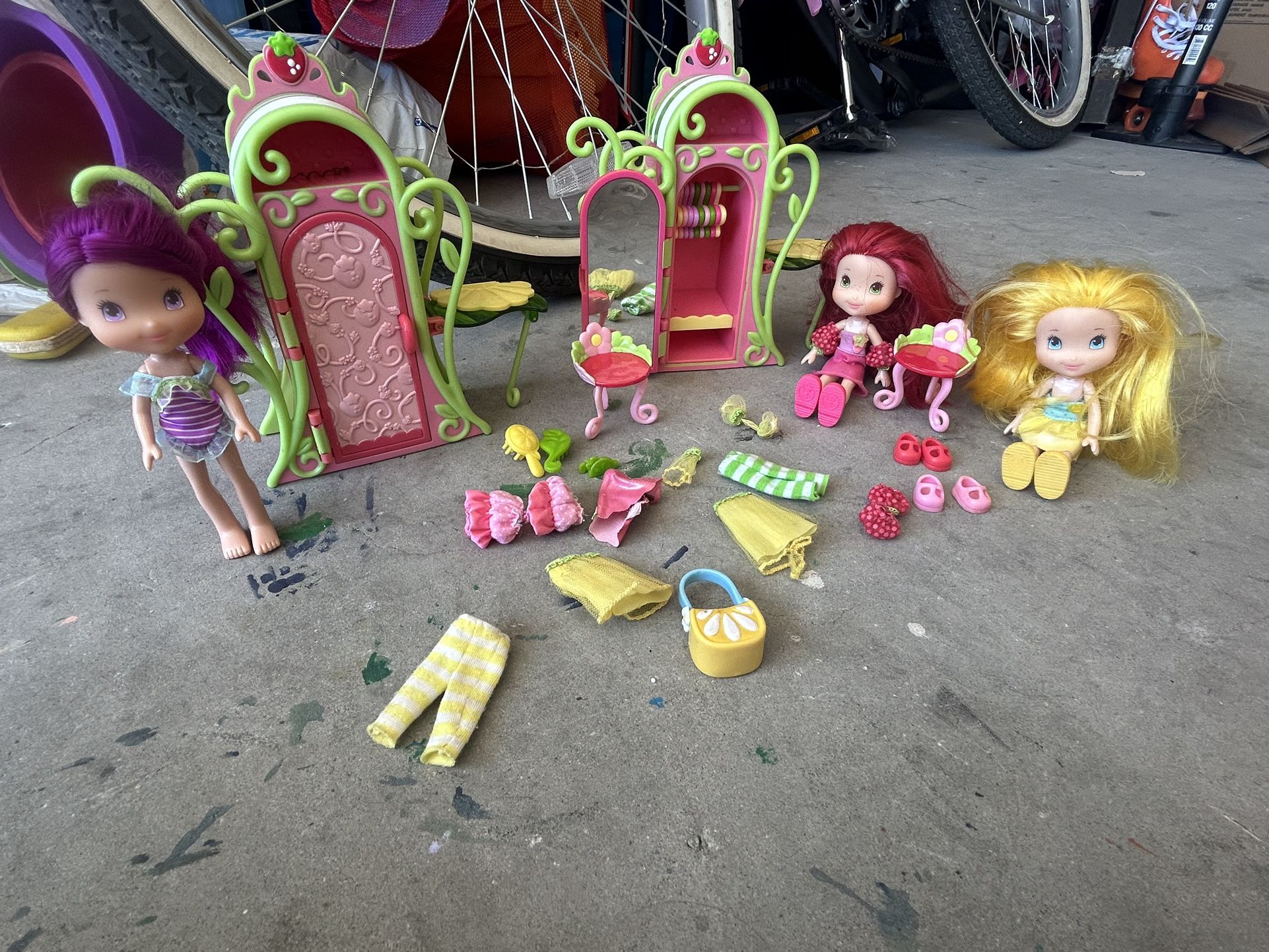 2010 strawberry shortcake dolls, scented, no damage