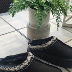 SLIP ON SLIPPERS PLATFORM SOLE FAUX FUR LINING BOOTS - Size Women's  5.5/6.
