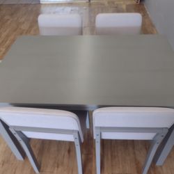 Comedor de cuatro sillas