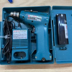 Makita 6010D 10mm Cordless Drill with Charger And Case