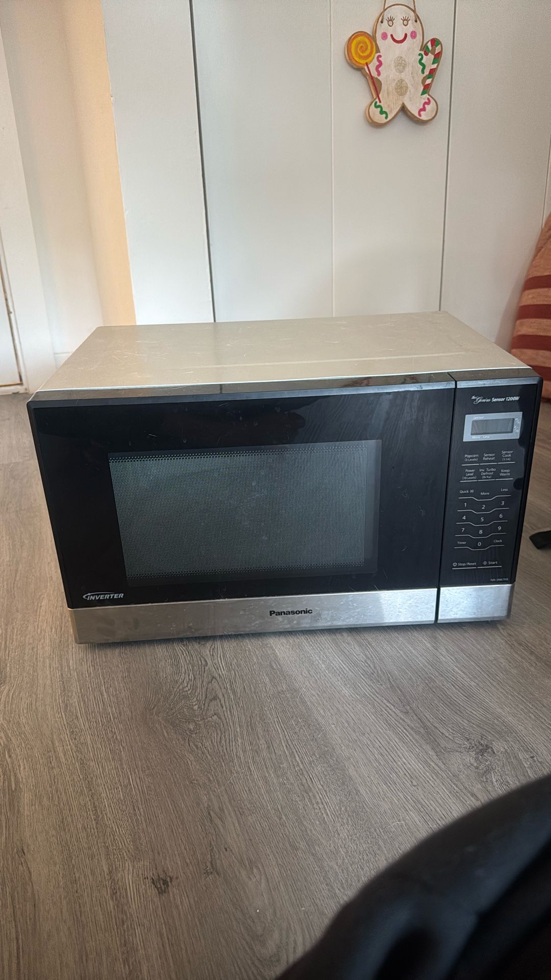 The Genius Sensor 1200W Microwave