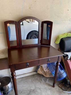 Tri fold mirror vanity