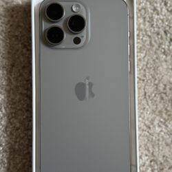 Apple iPhone 15 Pro Max • 256.0GB • Natural Titanium