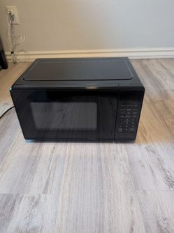 Like new Mainstays 0.7 Cu ft Countertop Microwave Oven