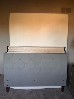QUEEN PLATFORM BED FRAME AND MATTRESS