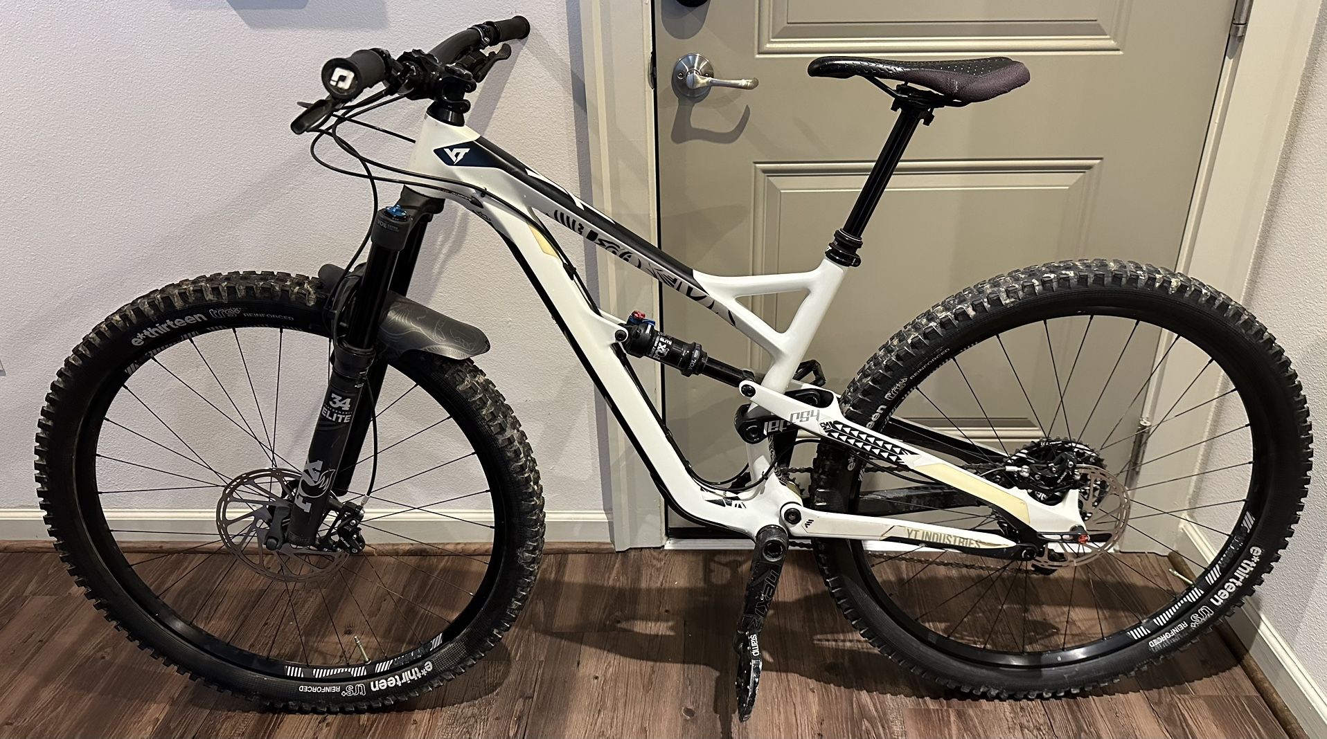 YT JEFFSY 29 CF PRO M MOUNTAIN BIKE