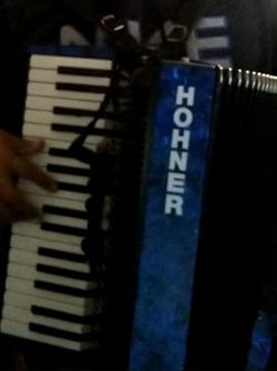 Grupo  Con Acordion Y Tuba   (Libres Este Fin )