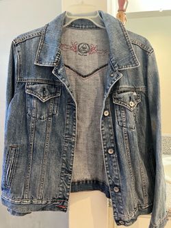 1969 Limited edition Levi’s jacket for a woman size medium. It has the button snaps on the waist line. Great looking jacket.