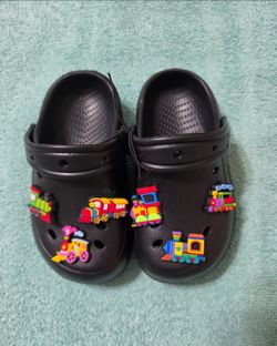 Sandal for boy color black with train charms size 7