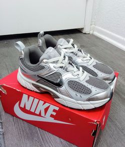 Nike V5 RNR Kids Size 2Y