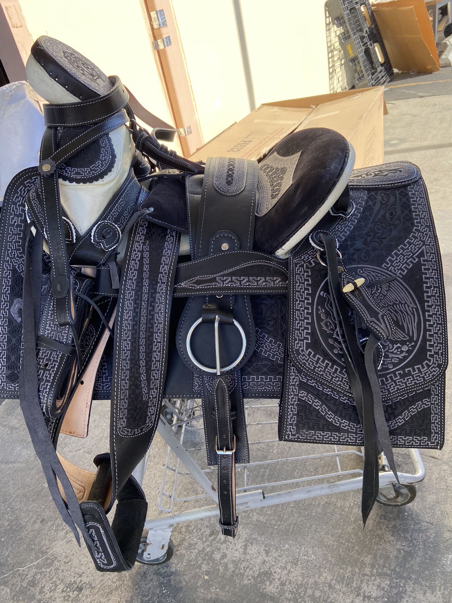 Nueva Montura Charra Super Bordada Con Cantinas Cuadradas