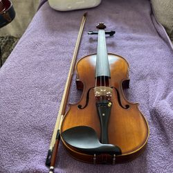 A Beautiful Violin Has No Tag But It Sounds Good 
