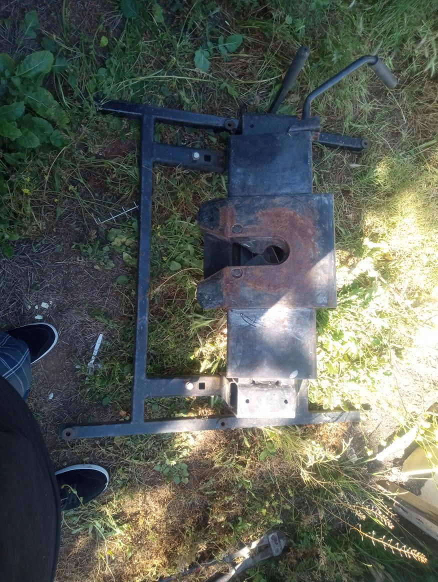 Fifth Wheel Hinge 