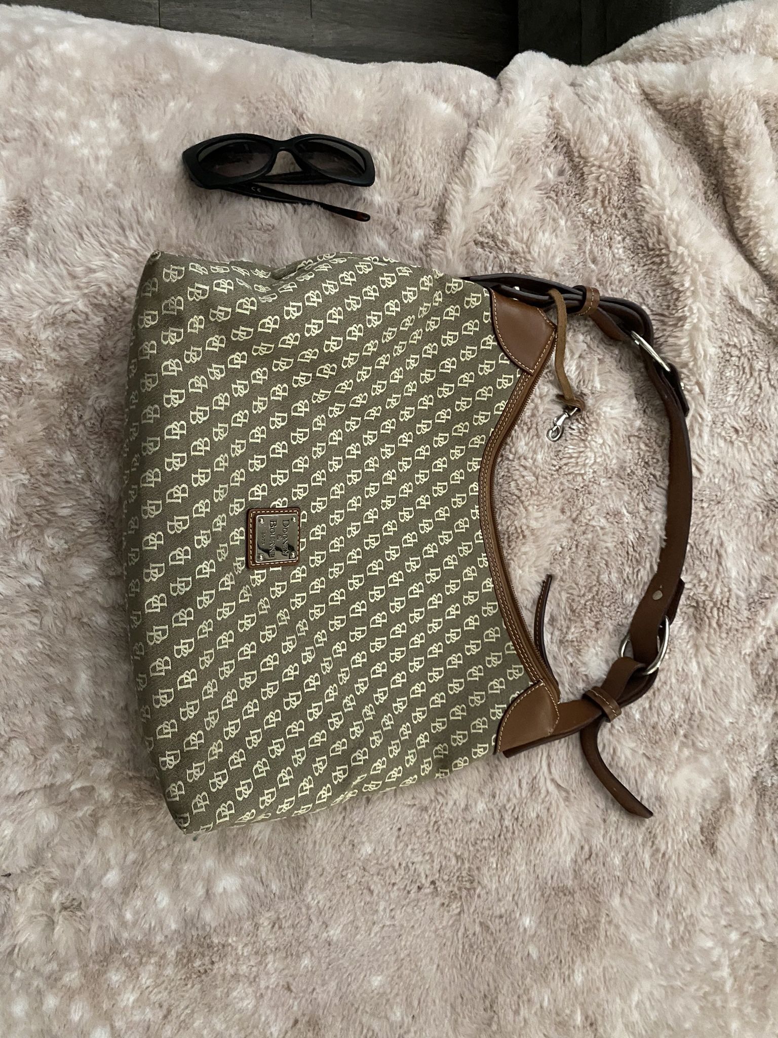 Authentic Dooney and Bourke med/Lg purse