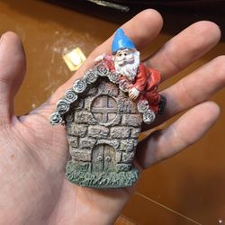 Trueliving Garden Gnome Climbing on a House Figurine 2.5" L x 1.5" W x 2.5" T Like New Condition