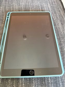 IPad 128GB 8th Gen w/Case