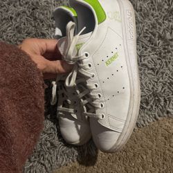 Adidas 5.1/2 Mens And Size 7. Woman