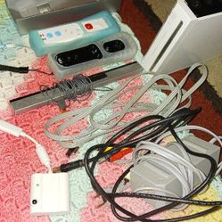 Wii NINTENDO SYSTEM W TWO CONTROLLERS AND SENSOR BAR