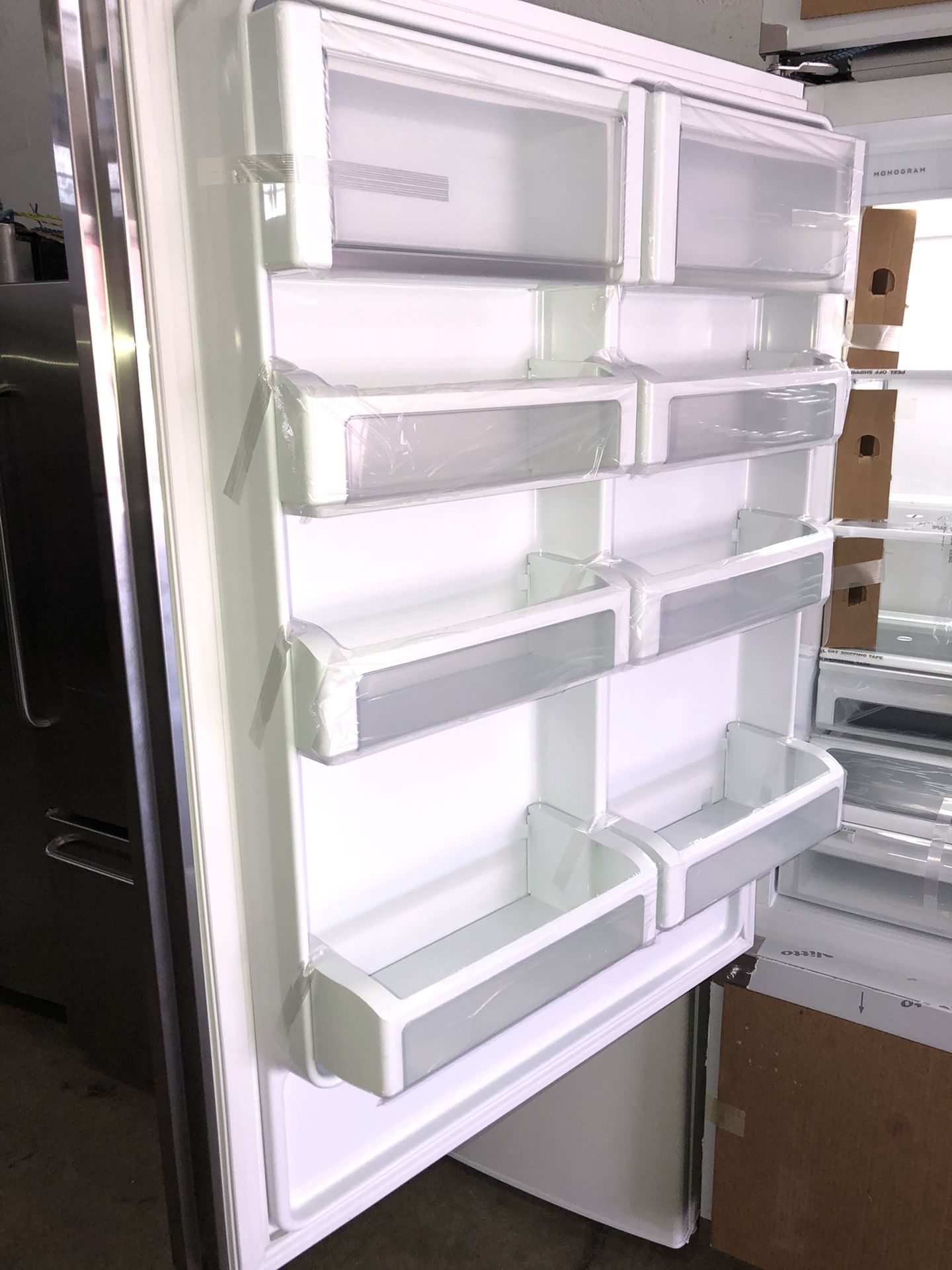 Monogram ZICS360NNLH 36" 21.3 cu.ft. Stainless Steel BuiltIn Bottom