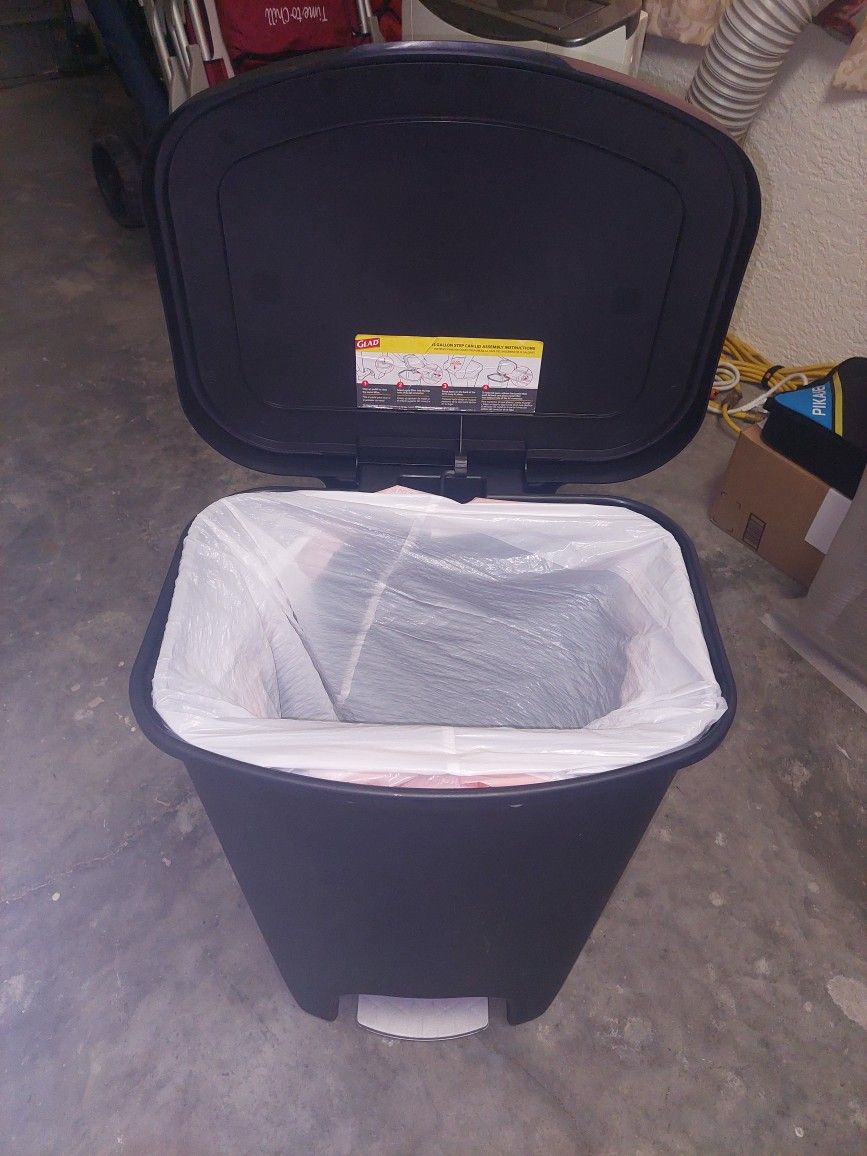 GLAD 13 gal / 50 L Plastic Step Trash Can, Black