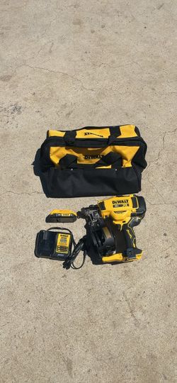 DEWALT 20V MAX Lithium-Ion 15-Degree Electric Cordless Roofing Nailer Kit with 2.0Ah Battery Charger and Bag