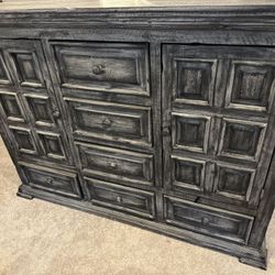 Dresser / Entry Way Buffet Dresser 