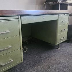 Columbia Vintage Tanker Desk 