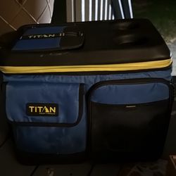 TITAN Deep Freeze Cooler Bag BLUE