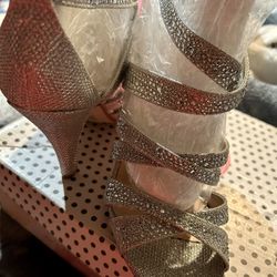 Zapatillas Plateadas Nuevas  El Tacón Es Cómodo No Tan Alto 